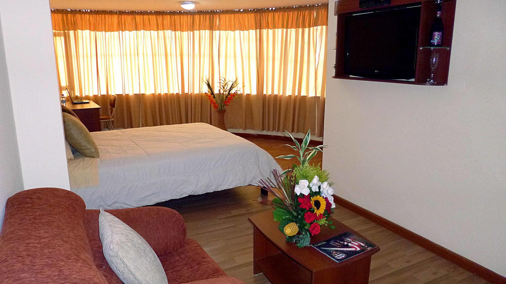 Hotel Versailles Ambato Exterior foto